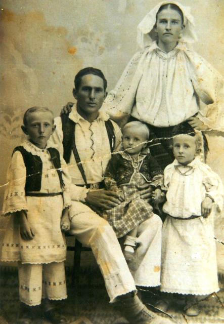 Obitelj Grubišić iz Bišnje. Jozo i Iva s kćerkama  Anom i Maricom i sinom Antom.1.jpg
